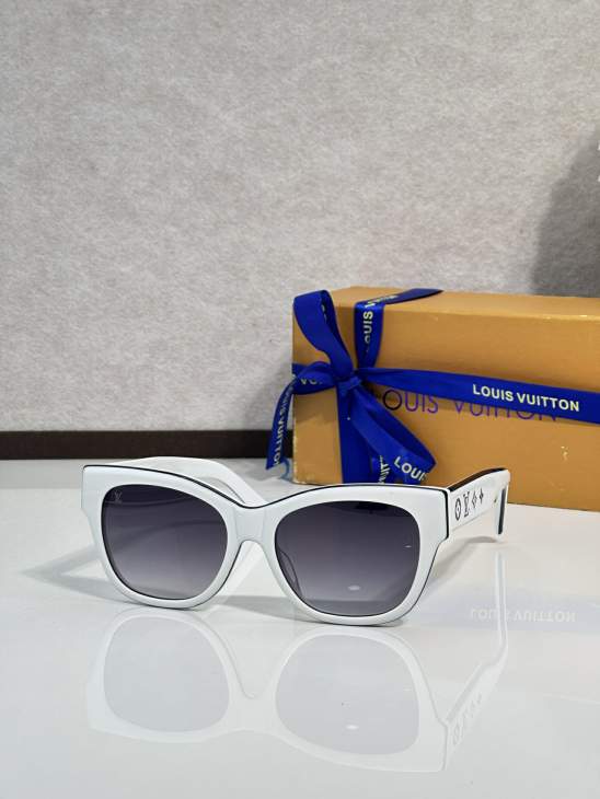 Picture of Louis Vuitton Sunglasses _SKUfw77895109fw